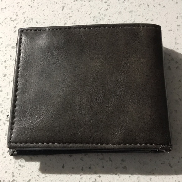 Kenneth Cole Reaction Wallet - Picture 2 of 6